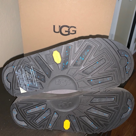 Sold!! Ugg Metal Classic Short Waterproof - Picture 2 of 7